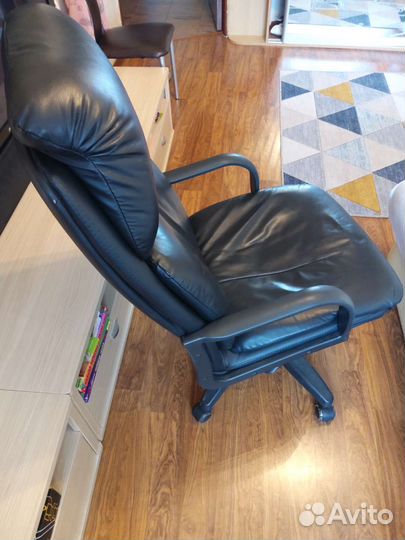 Офисное кожаное кресло бу