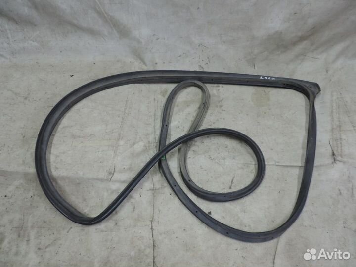 Уплотнитель двери задний правый Toyota Platz 1999