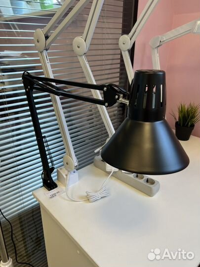 Лампа настольная для мастера маникюра