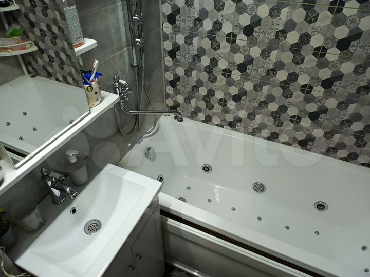 4-к. квартира, 74 м², 2/5 эт.