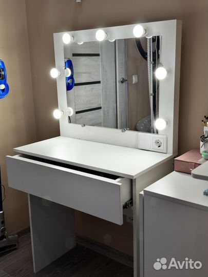 Гримерный столик с зеркалом и подсветкой