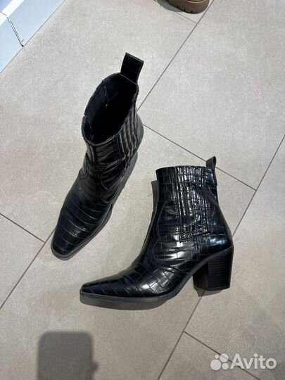Ботильоны казаки stradivarius под рептилию черные