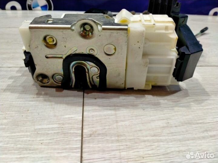 Замок двери задний левый Mercedes-Benz Ml 164