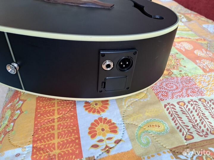 Акустическая-электрическая басс гитара Uriel