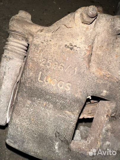 Суппорт передний правый Nissan Primera P12 1.6