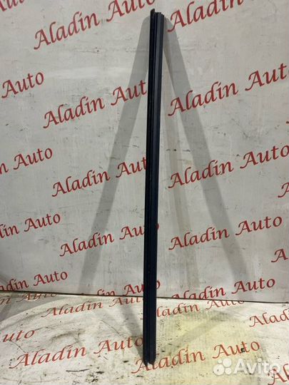 Уплотнитель стекла передний левый Volkswagen Polo