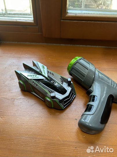 Машинка ездит по стенам