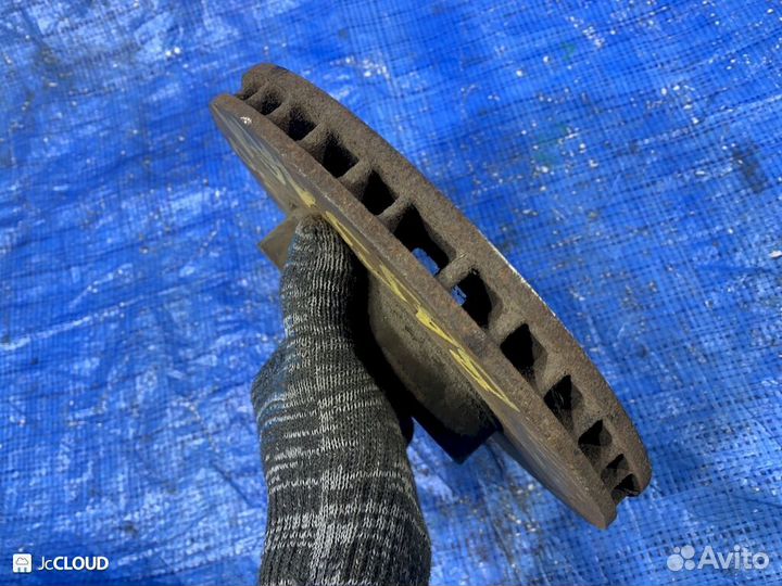 Тормозной диск на nissan bassara jtnu30 VQ30DE