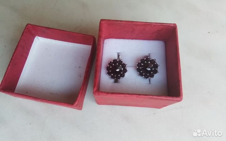 Маленькие элегантные серьги для молодой особы