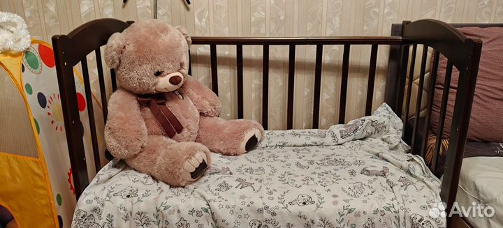 Детская кроватка с маятником и ящиком