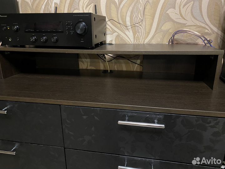 Гостиная: тумба под тв и шкаф со стеклом