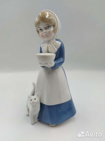 Фарфоровая статуэтка винтаж 