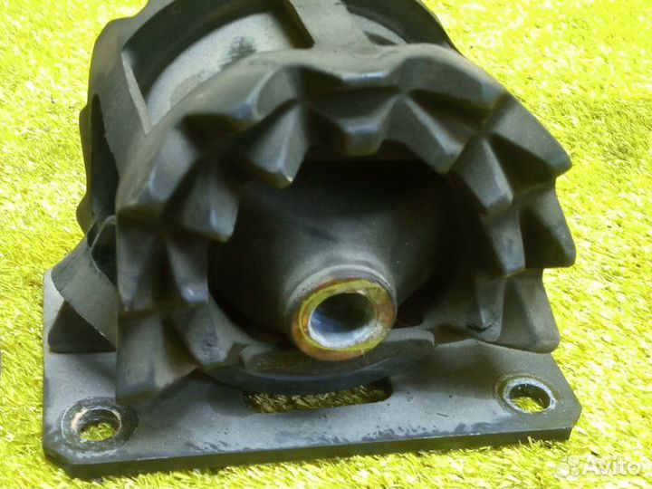 Подушка коробки передач задняя Toyota Hiace/Regius