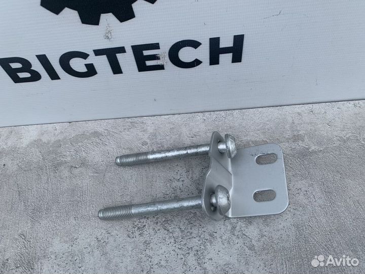 Кронштейн на передней панели A2046201714