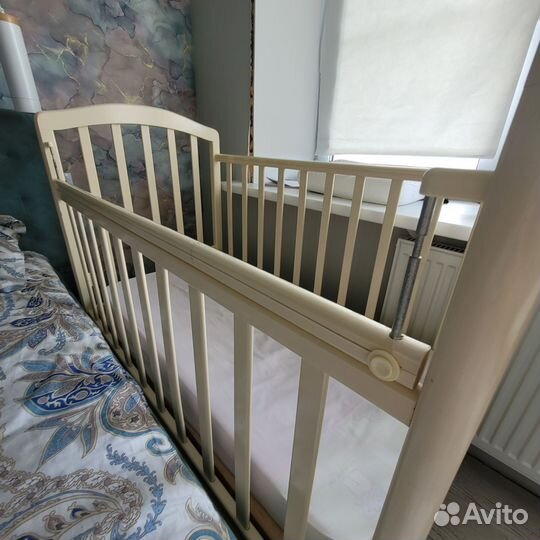 Детская кроватка с маятником