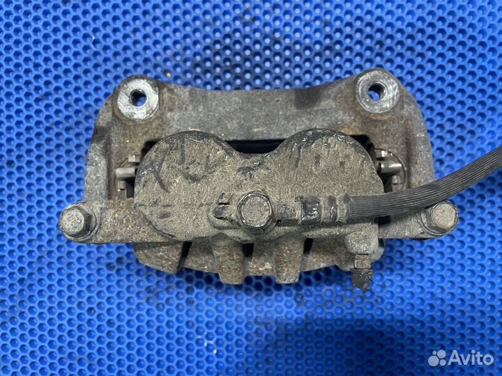 Суппорт передний левый Toyota Sienna 3