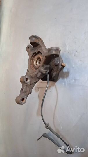 Кулак передний левый Smart Forfour 2005