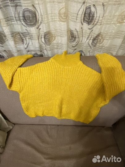 Свитер с горлом желтый