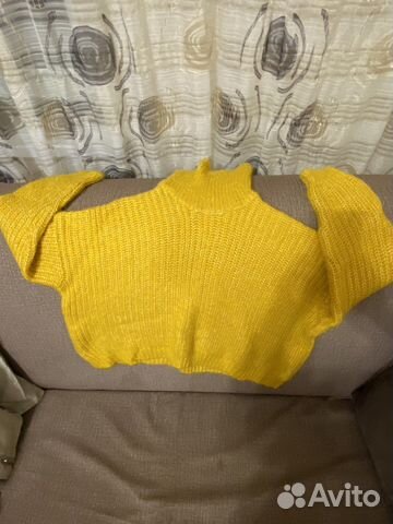 Свитер с горлом желтый