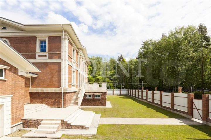 Дом 1100 м² на участке 33 сот.