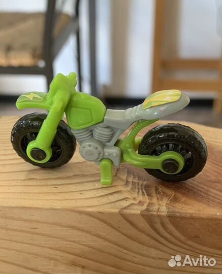 Мотоцикл игрушка из киндера