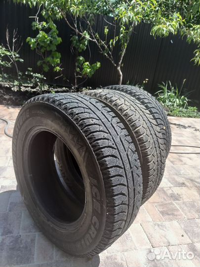 Bridgestone Ice Cruiser 7000 215/70 R16