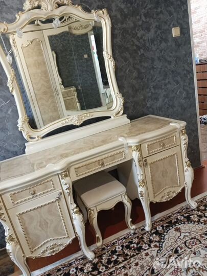 Продам спальный гарнитур