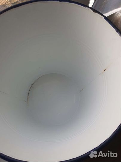 Эмалированное ведро с крышкой