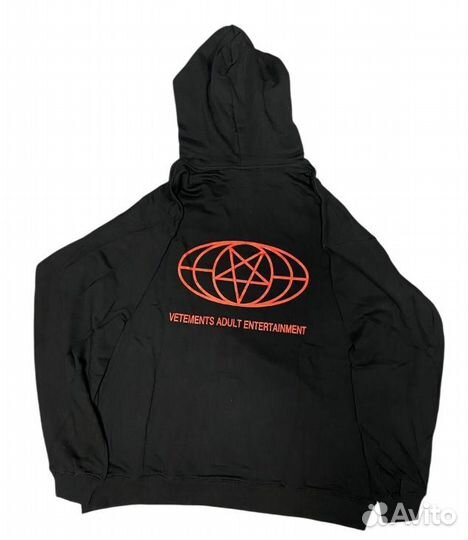 Худи Vetements Restricted на руках