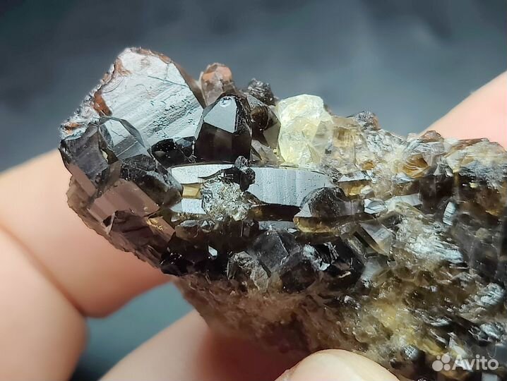 Морион, желтый кварц, топазы. Шерловая гора