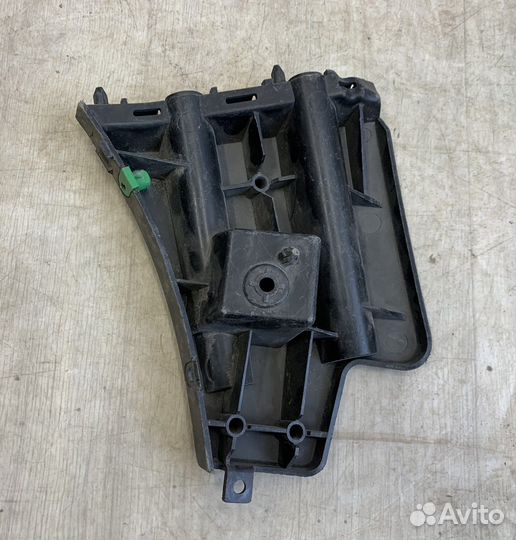 Volvo S60 кронштейн бампера перед левый 30796625