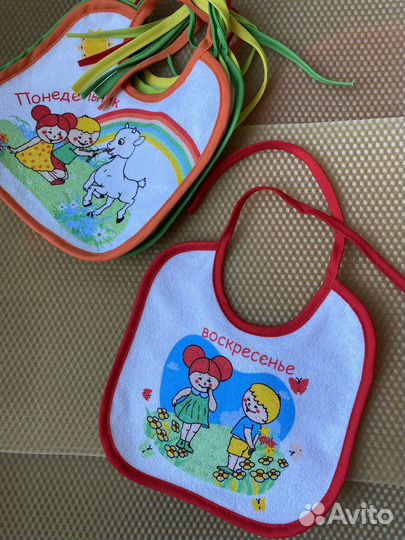 Разные виды слюнявчиков для кормления