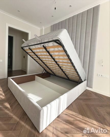 Белая кровать