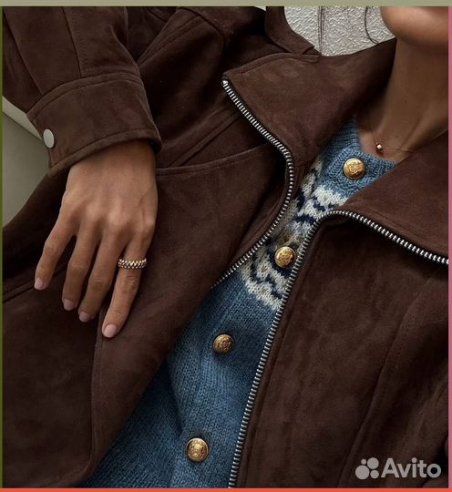 Женская бомбер-косуха кожаная коричневая