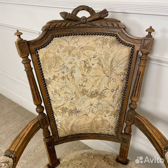 Старинное низкое кресло в стиле Людовика XVI