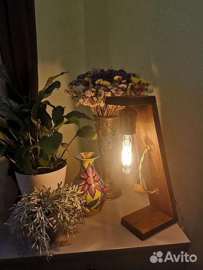 Ретро светильник из дерева и тумбочка
