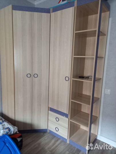 Стол и шкаф