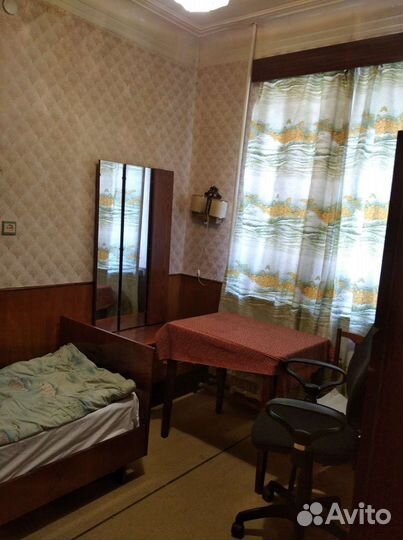 Кроссовки женские