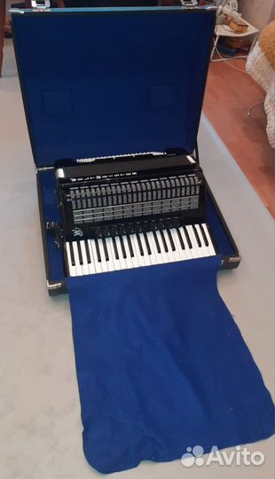 Аккордеон Weltmeister Saphir с чехлом