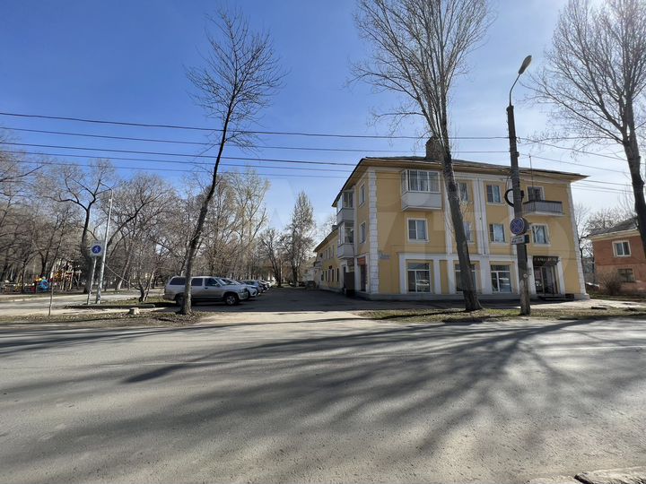 Помещение 380 м² с 4-мя входами в ряду сетевых маг