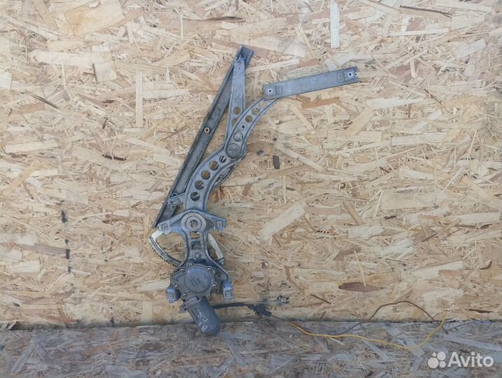 Стеклоподъемник передний правый Passat B3