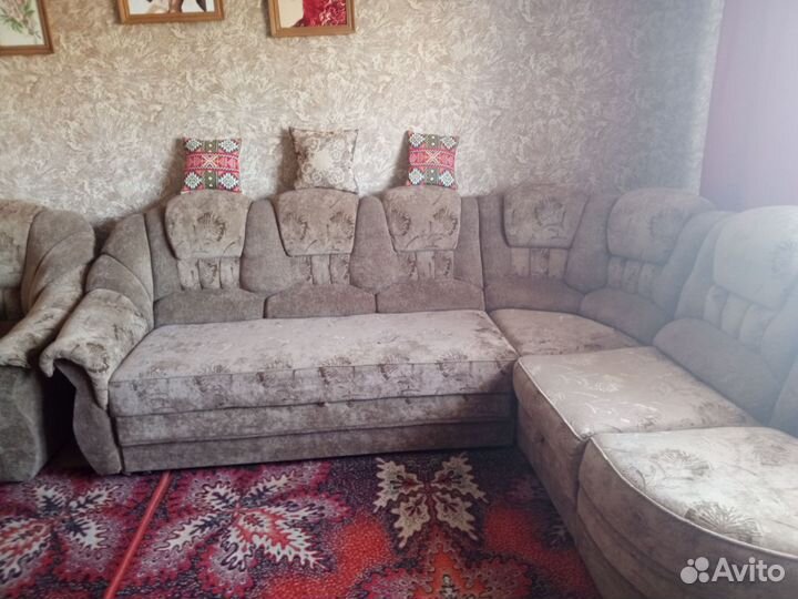 Угловой диван и кресло