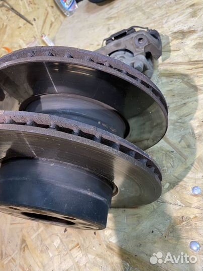 Передние тормоза BMW E60 суппорта и диски