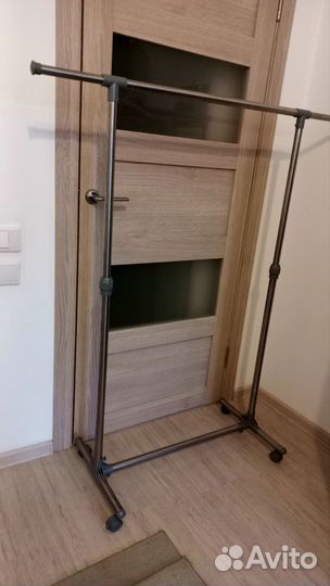 Вешалка для одежды напольная на колесах