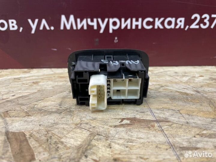 Кнопка стеклоподъемника Toyota Auris