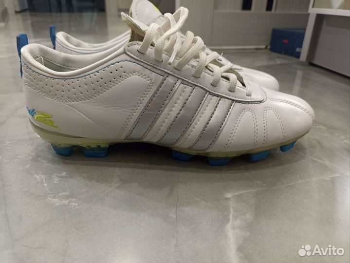 Футбольные бутсы adidas