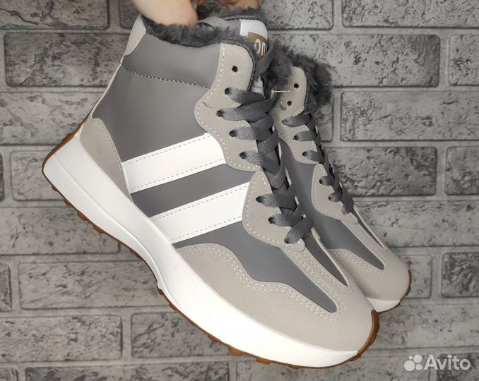 Кроссовки с мехом женские