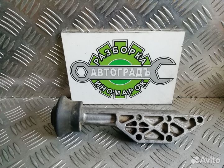 Кронштейн двигателя передний Volkswagen Passat B5