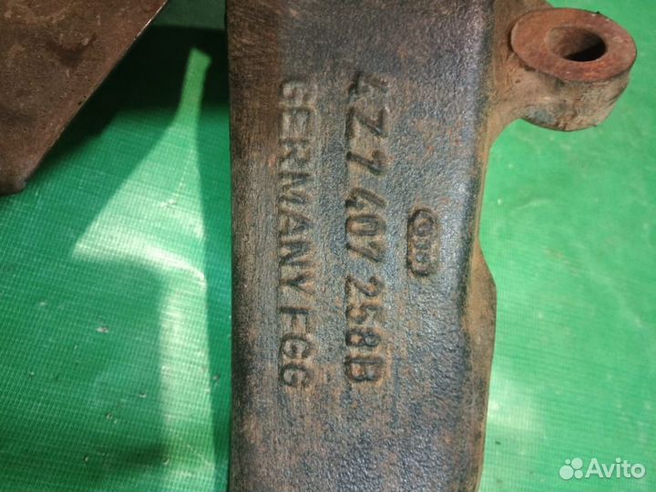 Цапфа перед правая Audi A6C5 Allroud 2,7 2001-2005