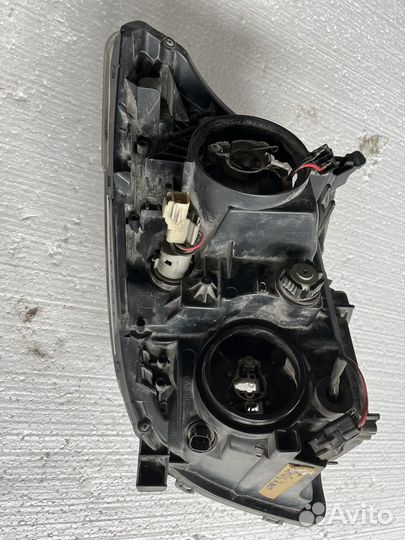 Фара передняя правая Toyota avensis